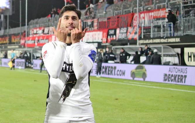 06.12.2024, xmohx, Fussball 2.Bundesliga, SV Elversberg - 1.FC Nürnberg emspor, v.l. Elversberg bejubelt durch Muhammed Damar das 2-1 (DFL DFB REGULATIONS PROHIBIT ANY USE OF PHOTOGRAPHS as IMAGE SEQUENCES and or QUASI-VIDEO) Elversberg