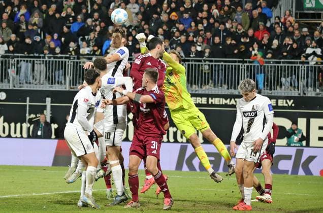 06.12.2024, xmohx, Fussball 2.Bundesliga, SV Elversberg - 1.FC Nürnberg emspor, v.l. Kopfballchance von Maximilian Rohr (Elversberg), Robin Knoche und Torwart Jan Reichert (Nürnberg) (DFL DFB REGULATIONS PROHIBIT ANY USE OF PHOTOGRAPHS as IMAGE SEQUENCES and or QUASI-VIDEO) Elversberg