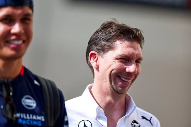Alex Albon of Williams Racing and James Vowles, Team Principal of Williams Racing gestikuliert, Gestik, Qualifying, F1 Grand Prix of Abu Dhabi, Yas Marina Circuit am 07. December 2024 in Abu Dhabi, United Arab Emirates. (Foto von Diogo Cardoso DeFodi Images) Alex Albon of Williams Racing and James Vowles, Team Principal of Williams Racing gesture arriving in the paddock, Qualifying, F1 Grand Prix of Abu Dhabi, Yas Marina Circuit on December 7, 2024 in Abu Dhabi, United Arab Emirates. (Photo by Diogo Cardoso DeFodi Images) Defodi-645_f1abu20241207_026