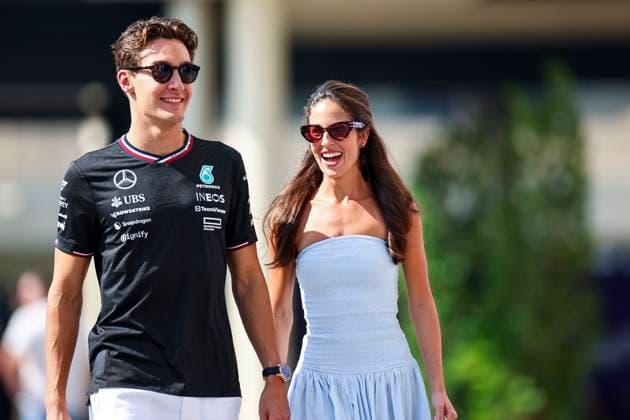 George Russell of Great Britain and Mercedes AMG Petronas F1 Team with Girlfriend Carmen Montero Mundt gestikuliert, Gestik, Qualifying, F1 Grand Prix of Abu Dhabi, Yas Marina Circuit am 07. December 2024 in Abu Dhabi, United Arab Emirates. (Foto von Diogo Cardoso DeFodi Images) George Russell of Great Britain and Mercedes AMG Petronas F1 Team with Girlfriend Carmen Montero Mundt gesture arriving in the paddock, Qualifying, F1 Grand Prix of Abu Dhabi, Yas Marina Circuit on December 7, 2024 in Abu Dhabi, United Arab Emirates. (Photo by Diogo Cardoso DeFodi Images) Defodi-645_f1abu20241207_020