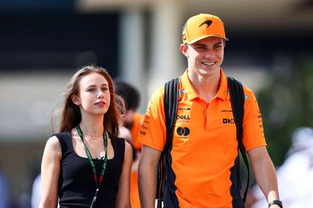 Oscar Piastri of Australia and McLaren and Girlfriend Lily Zneimer gestikuliert, Gestik, Qualifying, F1 Grand Prix of Abu Dhabi, Yas Marina Circuit am 07. December 2024 in Abu Dhabi, United Arab Emirates. (Foto von Diogo Cardoso DeFodi Images) Oscar Piastri of Australia and McLaren and Girlfriend Lily Zneimer gesture arriving in the paddock, Qualifying, F1 Grand Prix of Abu Dhabi, Yas Marina Circuit on December 7, 2024 in Abu Dhabi, United Arab Emirates. (Photo by Diogo Cardoso DeFodi Images) Defodi-645_f1abu20241207_029