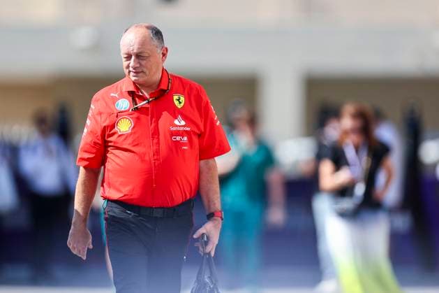 Frederic Vasseur, Team Principal of Ferrari gestikuliert, Gestik, Qualifying, F1 Grand Prix of Abu Dhabi, Yas Marina Circuit am 07. December 2024 in Abu Dhabi, United Arab Emirates. (Foto von Diogo Cardoso DeFodi Images) Frederic Vasseur, Team Principal of Ferrari gestures arriving in the paddock, Qualifying, F1 Grand Prix of Abu Dhabi, Yas Marina Circuit on December 7, 2024 in Abu Dhabi, United Arab Emirates. (Photo by Diogo Cardoso DeFodi Images) Defodi-645_f1abu20241207_041