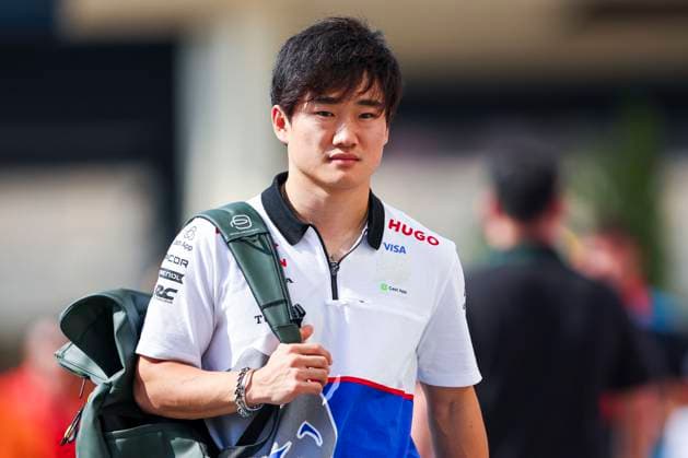 Yuki Tsunoda of Japan and Visa Cash App RB gestikuliert, Gestik, Qualifying, F1 Grand Prix of Abu Dhabi, Yas Marina Circuit am 07. December 2024 in Abu Dhabi, United Arab Emirates. (Foto von Diogo Cardoso DeFodi Images) Yuki Tsunoda of Japan and Visa Cash App RB gesture arriving in the paddock, Qualifying, F1 Grand Prix of Abu Dhabi, Yas Marina Circuit on December 7, 2024 in Abu Dhabi, United Arab Emirates. (Photo by Diogo Cardoso DeFodi Images) Defodi-645_f1abu20241207_044