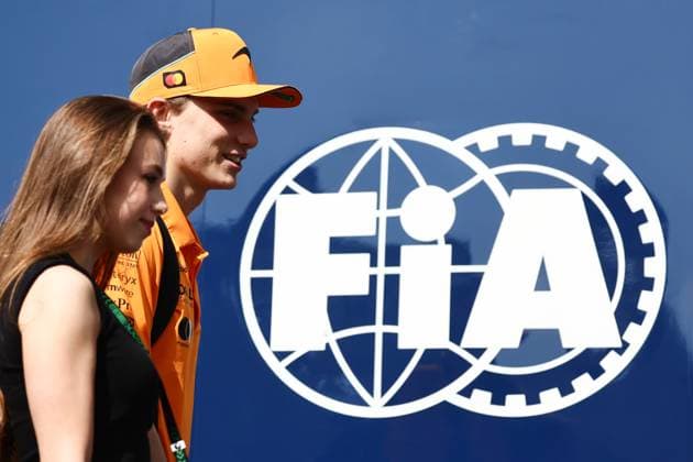 Sport Bilder des Tages F1 Abu Dhabi Grand Prix 2024 Practice 3 Lily Zneimer and Oscar Piastri of McLaren before third practice ahead of the Formula 1 Abu Dhabi Grand Prix at Yas Marina Circuit in Abu Dhabi, United Arab Emirates on December 7, 2024. Abu Dhabi United Arab Emirates  Copyright: xJakubxPorzyckix originalFilename:porzycki-f1abudha241207_npjvT.jpg
