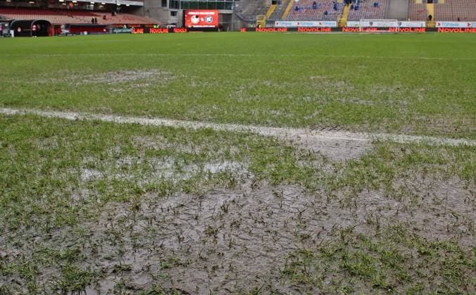 07.12.2024, xmohx, Fussball 2.Bundesliga, 1.FC Kaiserslautern - Karlsruher SC emspor, v.l. Stadion vor dem Anpfiff mit Wasserfützen auf dem Spielfeld (DFL DFB REGULATIONS PROHIBIT ANY USE OF PHOTOGRAPHS as IMAGE SEQUENCES and or QUASI-VIDEO) Kaiserslautern