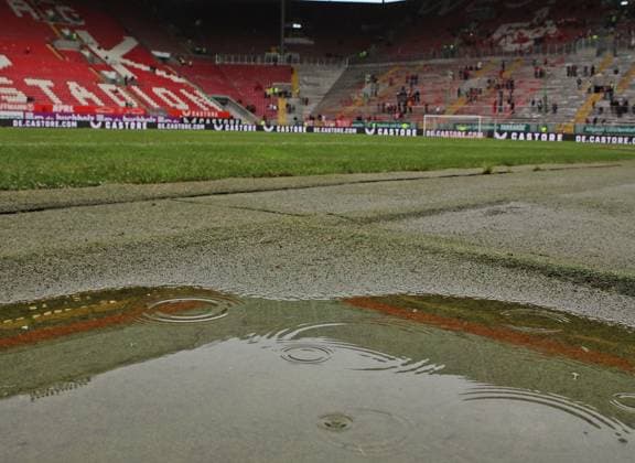 Sport Bilder des Tages 07.12.2024, xmohx, Fussball 2.Bundesliga, 1.FC Kaiserslautern - Karlsruher SC emspor, v.l. Stadion vor dem Anpfiff mit Wasserfützen auf dem Spielfeld (DFL DFB REGULATIONS PROHIBIT ANY USE OF PHOTOGRAPHS as IMAGE SEQUENCES and or QUASI-VIDEO) Kaiserslautern