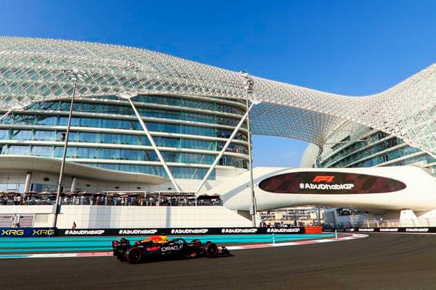 Max Verstappen of the Netherlands and Oracle Red Bull Racing in Aktion, Qualifying, F1 Grand Prix of Abu Dhabi, Yas Marina Circuit am 07. December 2024 in Abu Dhabi, United Arab Emirates. (Foto von Diogo Cardoso DeFodi Images) Max Verstappen of the Netherlands and Oracle Red Bull Racing in action on track FP3, Qualifying, F1 Grand Prix of Abu Dhabi, Yas Marina Circuit on December 7, 2024 in Abu Dhabi, United Arab Emirates. (Photo by Diogo Cardoso DeFodi Images) Defodi-645_f1abu20241207_082