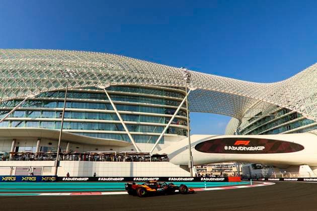 Oscar Piastri of Australia and McLaren in Aktion, Qualifying, F1 Grand Prix of Abu Dhabi, Yas Marina Circuit am 07. December 2024 in Abu Dhabi, United Arab Emirates. (Foto von Diogo Cardoso DeFodi Images) Oscar Piastri of Australia and McLaren in action on track FP3, Qualifying, F1 Grand Prix of Abu Dhabi, Yas Marina Circuit on December 7, 2024 in Abu Dhabi, United Arab Emirates. (Photo by Diogo Cardoso DeFodi Images) Defodi-645_f1abu20241207_083