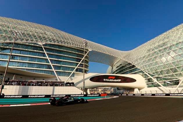 Lewis Hamilton of Great Britain and Mercedes AMG Petronas F1 Team in Aktion, Qualifying, F1 Grand Prix of Abu Dhabi, Yas Marina Circuit am 07. December 2024 in Abu Dhabi, United Arab Emirates. (Foto von Diogo Cardoso DeFodi Images) Lewis Hamilton of Great Britain and Mercedes AMG Petronas F1 Team in action on track FP3, Qualifying, F1 Grand Prix of Abu Dhabi, Yas Marina Circuit on December 7, 2024 in Abu Dhabi, United Arab Emirates. (Photo by Diogo Cardoso DeFodi Images) Defodi-645_f1abu20241207_085