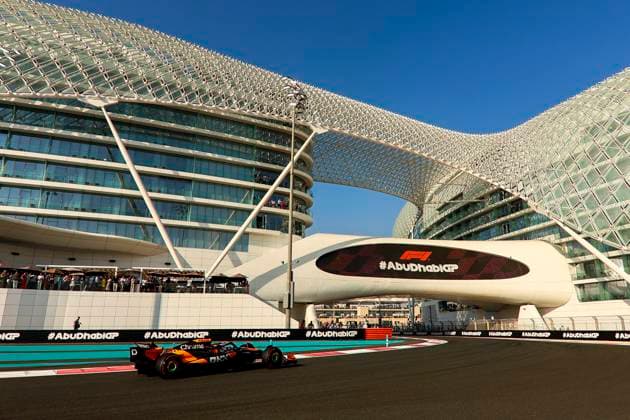 Oscar Piastri of Australia and McLaren in Aktion, Qualifying, F1 Grand Prix of Abu Dhabi, Yas Marina Circuit am 07. December 2024 in Abu Dhabi, United Arab Emirates. (Foto von Diogo Cardoso DeFodi Images) Oscar Piastri of Australia and McLaren in action on track FP3, Qualifying, F1 Grand Prix of Abu Dhabi, Yas Marina Circuit on December 7, 2024 in Abu Dhabi, United Arab Emirates. (Photo by Diogo Cardoso DeFodi Images) Defodi-645_f1abu20241207_091