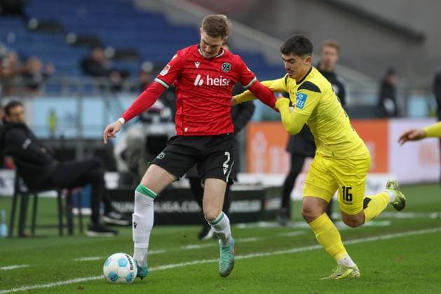 07.12.2024, xtgx, Fussball 2. Bundesliga, Hannover 96 - SSV Ulm 1846 emspor, v.l. Josh Knight (Hannover), Aaron Keller (Ulm, 16) Zweikampf, Duell, Kampf, tackle (DFL DFB REGULATIONS PROHIBIT ANY USE OF PHOTOGRAPHS as IMAGE SEQUENCES and or QUASI-VIDEO) Hannover