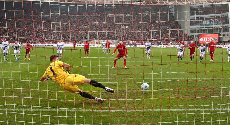 07.12.2024, xmohx, Fussball 2.Bundesliga, 1.FC Kaiserslautern - Karlsruher SC emspor, v.l. Boris Tomiak erzielt das 1-0 für Kaiserslautern (DFL DFB REGULATIONS PROHIBIT ANY USE OF PHOTOGRAPHS as IMAGE SEQUENCES and or QUASI-VIDEO) Kaiserslautern