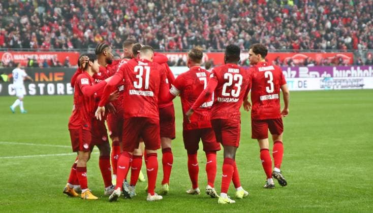 07.12.2024, xmohx, Fussball 2.Bundesliga, 1.FC Kaiserslautern - Karlsruher SC emspor, v.l. Boris Tomiak bejubelt das 1-0 für Kaiserslautern (DFL DFB REGULATIONS PROHIBIT ANY USE OF PHOTOGRAPHS as IMAGE SEQUENCES and or QUASI-VIDEO) Kaiserslautern