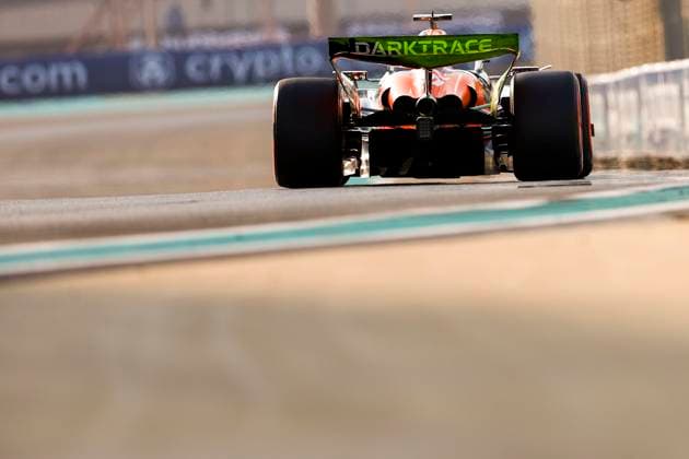 Oscar Piastri of Australia and McLaren in Aktion, Qualifying, F1 Grand Prix of Abu Dhabi, Yas Marina Circuit am 07. December 2024 in Abu Dhabi, United Arab Emirates. (Foto von Diogo Cardoso DeFodi Images) Oscar Piastri of Australia and McLaren in action on track FP3, Qualifying, F1 Grand Prix of Abu Dhabi, Yas Marina Circuit on December 7, 2024 in Abu Dhabi, United Arab Emirates. (Photo by Diogo Cardoso DeFodi Images) Defodi-645_f1abu20241207_110