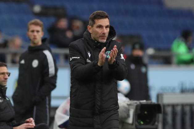 07.12.2024, xtgx, Fussball 2. Bundesliga, Hannover 96 - SSV Ulm 1846 emspor, v.l. Stefan Leitl (Hannover, Trainer) gibt Anweisungen, gestikuliert mit den Armen, gesticulate, gives instructions (DFL DFB REGULATIONS PROHIBIT ANY USE OF PHOTOGRAPHS as IMAGE SEQUENCES and or QUASI-VIDEO) Hannover