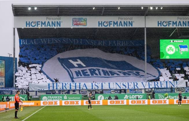Fußball, Herren, Saison 2024 2025, 2. Bundesliga (15. Spieltag), SpVgg Greuther Fürth - Hertha BSC, Gästeblock, Fans von Hertha, Hertha ist unser Verein !, Blau-Weiss sind unsere Farben, 07.12. 2024,