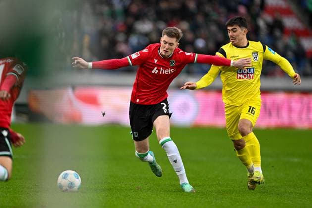 2. Bundesliga - Hannover 06 - SSV Ulm 1846 am 07.12.2024 in der HDI Arena in Hannover Josh Knight (Hannover 96) im Zweikampf gegen Aaron Keller (Ulm)