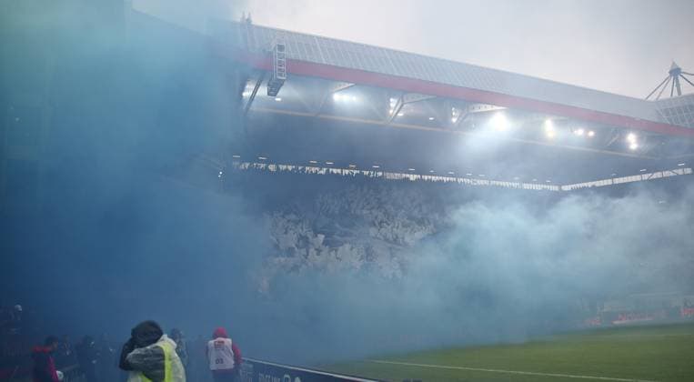 07.12.2024, xmohx, Fussball 2.Bundesliga, 1.FC Kaiserslautern - Karlsruher SC emspor, v.l.Choreographie und Pyrotechnik Karslruhe Fans (DFL DFB REGULATIONS PROHIBIT ANY USE OF PHOTOGRAPHS as IMAGE SEQUENCES and or QUASI-VIDEO) Kaiserslautern
