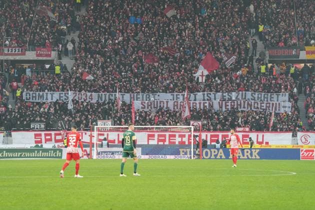 Fußball, Fans kritisieren DFB-Votum zur WM-Vergabe nach Saudi-Arabien, Archivbilder In der Saison 23 24 zeigten Ultras vom SC Freiburg bereits ein Spruchband gegen die Vergabe der WM nach Saudi-Arabien. Der DFB wird nicht gegen die Vergabe stimmen. Protest, Fans, Banner, Weltmeisterschaft 2034, Deutsche Fußball-Bund, DFB-Präsident Bernd Neuendorf, FIFA - Archiv RECORD DATE NOT STATED - Copyright: xArnexAmbergx