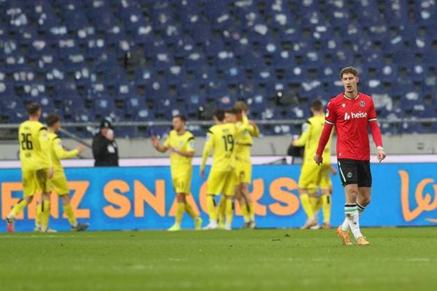 07.12.2024, xtgx, Fussball 2. Bundesliga, Hannover 96 - SSV Ulm 1846 emspor, v.l. Phil Neumann (Hannover, 5) enttaeuscht, enttäuscht, schaut enttaeuscht, niedergeschlagen, disappointed (DFL DFB REGULATIONS PROHIBIT ANY USE OF PHOTOGRAPHS as IMAGE SEQUENCES and or QUASI-VIDEO) Hannover