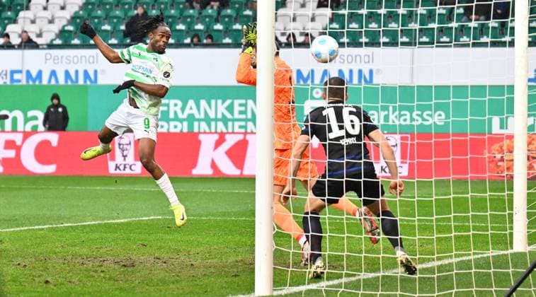 Sport Bilder des Tages 07.12.2024 - Fussball - Saison 2024 2025 - 2. Fussball - Bundesliga - 15. Spieltag: SpVgg Greuther Fürth ( Kleeblatt ) - Hertha BSC Berlin - Sportfoto Zink - xwoxzix - DFL regulations prohibit any use of photographs as image sequences and or quasi-video - only for editorial use - Noel Futkeu (9, SpVgg Greuther Fürth ) erzielt Treffer Tor Torschuß zum 1:1 gegen Jonjoe Kenny (16, Hertha BSC Berlin ) Tjark Ernst (1, Hertha BSC Berlin )