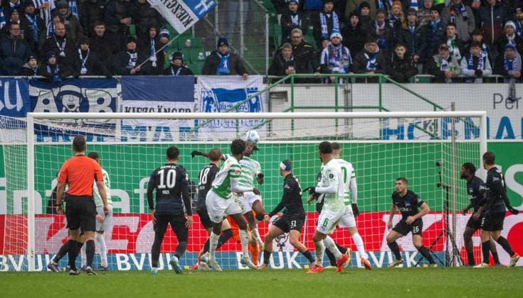Fußball, Herren, Saison 2024 2025, 2. Bundesliga (15. Spieltag), SpVgg Greuther Fürth - Hertha BSC, Noel Futkeu (M, Greuther Fürth) erzielt das Tor zum 1:1 gegen Torwart Tjark Ernst (Hertha BSC), 07.12. 2024,