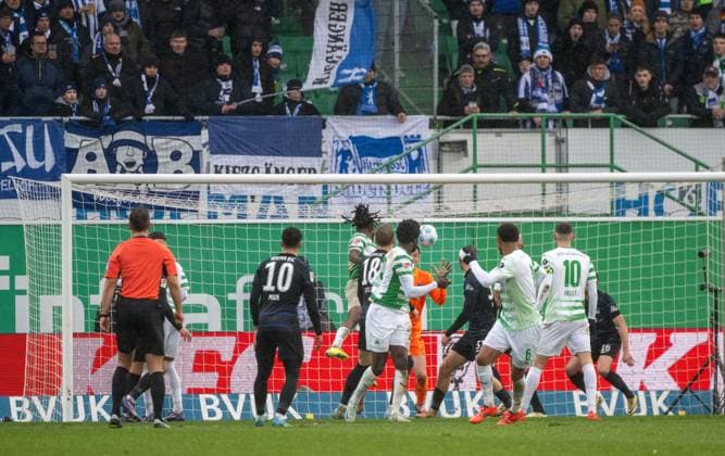 Fußball, Herren, Saison 2024 2025, 2. Bundesliga (15. Spieltag), SpVgg Greuther Fürth - Hertha BSC, Noel Futkeu (M, Greuther Fürth) erzielt das Tor zum 1:1 gegen Torwart Tjark Ernst (Hertha BSC), 07.12. 2024,