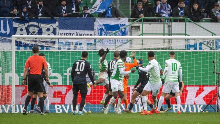 Fußball, Herren, Saison 2024 2025, 2. Bundesliga (15. Spieltag), SpVgg Greuther Fürth - Hertha BSC, Noel Futkeu (M, Greuther Fürth) erzielt das Tor zum 1:1 gegen Torwart Tjark Ernst (Hertha BSC), 07.12. 2024,