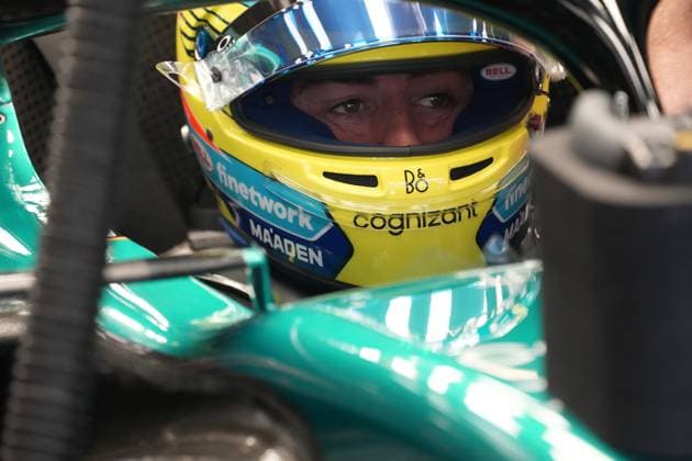 07.12.2024, Yas Marina Circuit, Abu Dhabi, Formula 1 Etihad Airways Abu Dhabi Grand Prix 2024 , im Bild Fernando Alonso (ESP), Aston Martin Aramco Cognizant Formula One Team (Photo by Hasan Bratic DeFodi Images) Defodi-506_20241207_hbr_1065