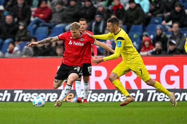 2. Bundesliga - Hannover 06 - SSV Ulm 1846 am 07.12.2024 in der HDI Arena in Hannover Andreas Voglsammer (Hannover 96) im Zweikampf gegen Bastian Allgeier (Ulm)
