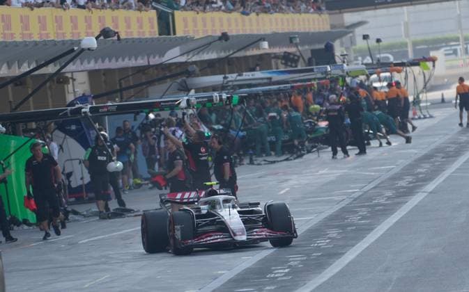 07.12.2024, Yas Marina Circuit, Abu Dhabi, Formula 1 Etihad Airways Abu Dhabi Grand Prix 2024 , im Bild Nico Hülkenberg (DEU), MoneyGram Haas F1 Team (Photo by Hasan Bratic DeFodi Images) Defodi-506_20241207_hbr_1600