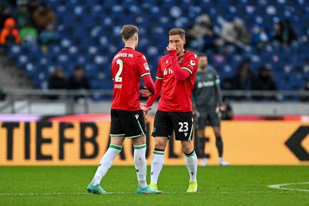 2. Bundesliga - Hannover 06 - SSV Ulm 1846 am 07.12.2024 in der HDI Arena in Hannover Josh Knight (Hannover 96) und Marcel Halstenberg (Hannover 96) unzufrieden, enttäuscht, enttaeuscht, niedergeschlagen.