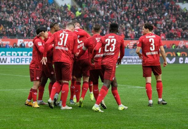 Fussball - 2. Bundesliga - Saison 2024 25 1. FC Kaiserslautern 07.12.2024 Fritz-Walter-Stadion 1. FC Kaiserslautern (fck) - Karlsruher SC (ksc) Lauterer Jubeltraube nach dem 1:0 1. FC Kaiserslautern
