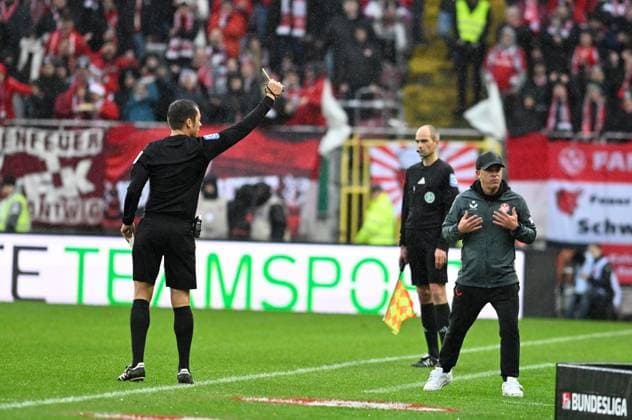 Fussball - 2. Bundesliga - Saison 2024 25 1. FC Kaiserslautern 07.12.2024 Fritz-Walter-Stadion 1. FC Kaiserslautern (fck) - Karlsruher SC (ksc) Trainer Markus ANFANG (1. FC Kaiserslautern) , re, erhält von Schiedsrichter Robert HARTMANN Gelb 1. FC Kaiserslautern