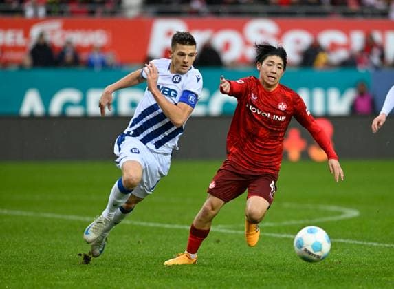 Fussball - 2. Bundesliga - Saison 2024 25 1. FC Kaiserslautern 07.12.2024 Fritz-Walter-Stadion 1. FC Kaiserslautern (fck) - Karlsruher SC (ksc) Marvin WANITZEK (Karlsruher SC), li Daisuke YOKOTA (1. FC Kaiserslautern) 1. FC Kaiserslautern