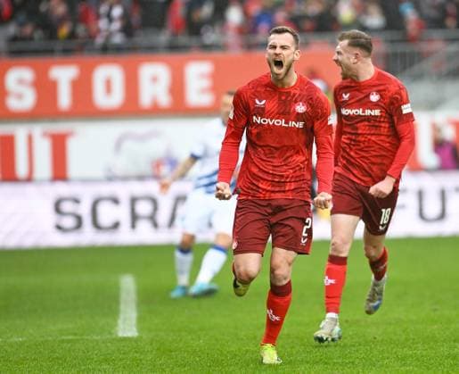 Fussball - 2. Bundesliga - Saison 2024 25 1. FC Kaiserslautern 07.12.2024 Fritz-Walter-Stadion 1. FC Kaiserslautern (fck) - Karlsruher SC (ksc) Boris TOMIAK (1. FC Kaiserslautern)li, Jannik MAUSE (1. FC Kaiserslautern) 1. FC Kaiserslautern