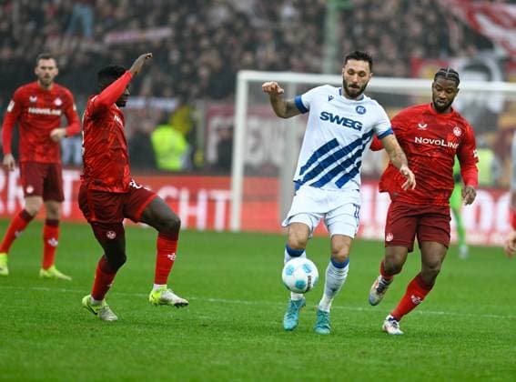 Fussball - 2. Bundesliga - Saison 2024 25 1. FC Kaiserslautern 07.12.2024 Fritz-Walter-Stadion 1. FC Kaiserslautern (fck) - Karlsruher SC (ksc) Fabian SCHLEUSENER (Karlsruher SC), li - Almamy TOURE (1. FC Kaiserslautern) 1. FC Kaiserslautern