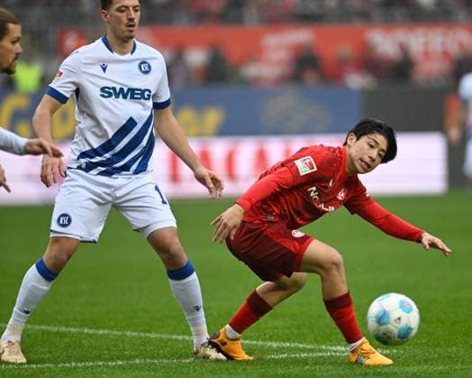 Fussball - 2. Bundesliga - Saison 2024 25 1. FC Kaiserslautern 07.12.2024 Fritz-Walter-Stadion 1. FC Kaiserslautern (fck) - Karlsruher SC (ksc) Daisuke YOKOTA (1. FC Kaiserslautern), re - Nicolai RAPP (ksc) 1. FC Kaiserslautern