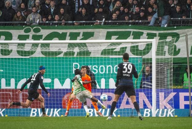 Fußball, Herren, Saison 2024 2025, 2. Bundesliga (15. Spieltag), SpVgg Greuther Fürth - Hertha BSC, Noel Futkeu (M, Greuther Fürth) erzielt das Tor zum 2:1 gegen Torwart Tjark Ernst (Hertha BSC), 07.12. 2024,