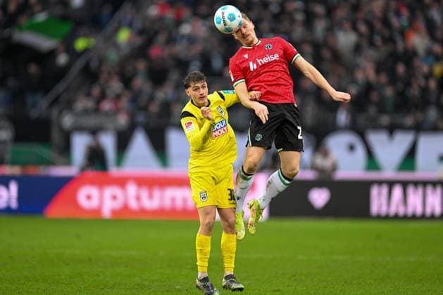 2. Bundesliga - Hannover 06 - SSV Ulm 1846 am 07.12.2024 in der HDI Arena in Hannover Maurice Krattenmacher (Ulm) im Zweikampf gegen Marcel Halstenberg (Hannover 96)