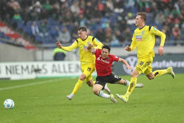 07.12.2024, xtgx, Fussball 2. Bundesliga, Hannover 96 - SSV Ulm 1846 emspor, v.l. Jonathan Meier (Ulm, 19), Hyun Ju Lee (Hannover, 11), Luka Hyrylainen (Hyryläinen, Ulm, 38) Zweikampf, Duell, Kampf, tackle (DFL DFB REGULATIONS PROHIBIT ANY USE OF PHOTOGRAPHS as IMAGE SEQUENCES and or QUASI-VIDEO) Hannover