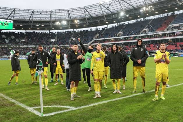 07.12.2024, xtgx, Fussball 2. Bundesliga, Hannover 96 - SSV Ulm 1846 emspor, v.l. Ulm um Johannes Reichert (Ulm, 5) enttaeuscht, enttäuscht, schaut enttaeuscht, niedergeschlagen, disappointed (DFL DFB REGULATIONS PROHIBIT ANY USE OF PHOTOGRAPHS as IMAGE SEQUENCES and or QUASI-VIDEO) Hannover