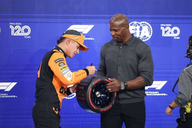Terry Crews (Schauspieler), Lando Norris (McLaren Formula 1 Team, 04), Qualifying, ARE, Formel 1 Weltmeisterschaft, Abu Dhabi Grand Prix, Yas Marina Circuit, 07.12.2024 ARE, Formel 1 Weltmeisterschaft, Abu Dhabi Grand Prix, Vereinigte Arabische Emirate, Yas Marina Circuit, 07.12.2024 Abu Dhabi Copyright: xEibner-Pressefoto AnnikaxGrafx EP_AGF