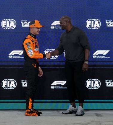 07.12.2024, Yas Marina Circuit, Abu Dhabi, Formula 1 Etihad Airways Abu Dhabi Grand Prix 2024 , im Bild Für die Poleposition erhält Lando Norris (GBR), McLaren F1 Team den Pirelli Reifenpreis aus den Händen von Schauspieler Terry Crews. (Photo by Hasan Bratic DeFodi Images) Defodi-506_20241207_hbr_6092