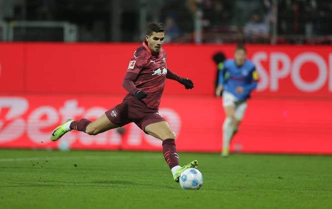 0-2 Andre Silva (RB Leipzig) per Elfmeter Fussball, Herren, Saison 2024 2025, 1.Liga,Holstein Stadion Kiel, Holstein Kiel gegen RB Leipzig DFL REGULATIONS PROHIBIT ANY USE OF PHOTOGRAPHS AS IMAGE SEQUENCES AND OR QUASI-VIDEO.