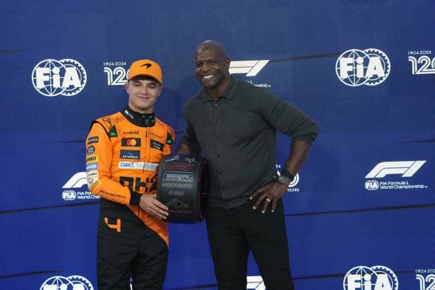 07.12.2024, Yas Marina Circuit, Abu Dhabi, Formula 1 Etihad Airways Abu Dhabi Grand Prix 2024 , im Bild Für die Poleposition erhält Lando Norris (GBR), McLaren F1 Team den Pirelli Reifenpreis aus den Händen von Schauspieler Terry Crews. (Photo by Hasan Bratic DeFodi Images) Defodi-506_20241207_hbr_6127