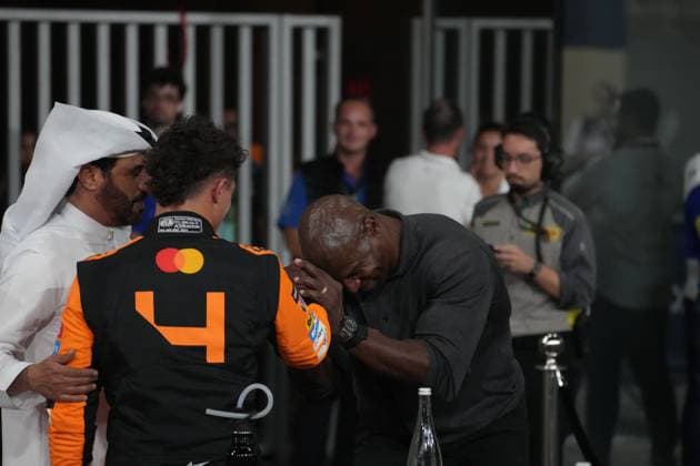 07.12.2024, Yas Marina Circuit, Abu Dhabi, Formula 1 Etihad Airways Abu Dhabi Grand Prix 2024 , im Bild FIA Präsident Mohammed bin Sulayem, Lando Norris (GBR), McLaren F1 Team, Schauspieler Terry Crews (Photo by Hasan Bratic DeFodi Images) Defodi-506_20241207_hbr_5908