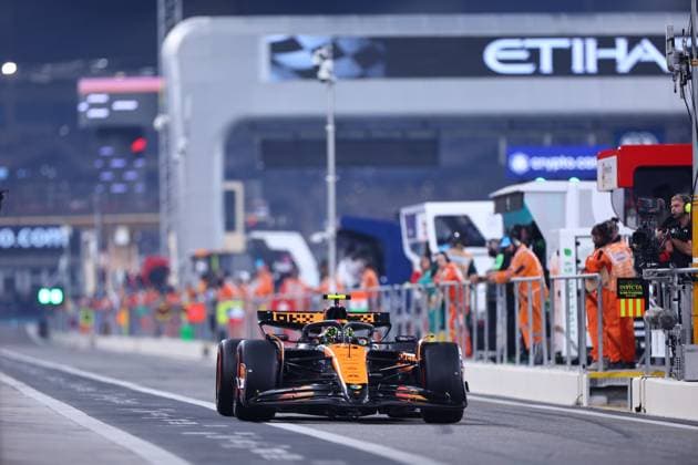Lando Norris of Great Britain and McLaren in Aktion, Qualifying, F1 Grand Prix of Abu Dhabi, Yas Marina Circuit am 07. December 2024 in Abu Dhabi, United Arab Emirates. (Foto von Diogo Cardoso DeFodi Images) Lando Norris of Great Britain and McLaren in action leaving then pits, Qualifying, F1 Grand Prix of Abu Dhabi, Yas Marina Circuit on December 7, 2024 in Abu Dhabi, United Arab Emirates. (Photo by Diogo Cardoso DeFodi Images) Defodi-645_f1abu20241207_122