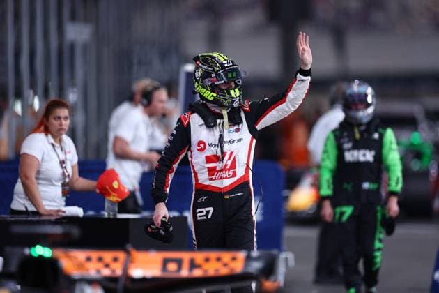 Nico Hulkenberg of Germany and Haas F1 gestikuliert, Gestik, Qualifying, F1 Grand Prix of Abu Dhabi, Yas Marina Circuit am 07. December 2024 in Abu Dhabi, United Arab Emirates. (Foto von Diogo Cardoso DeFodi Images) Nico Hulkenberg of Germany and Haas F1 gesture in Parc Ferme, Qualifying, F1 Grand Prix of Abu Dhabi, Yas Marina Circuit on December 7, 2024 in Abu Dhabi, United Arab Emirates. (Photo by Diogo Cardoso DeFodi Images) Defodi-645_f1abu20241207_127