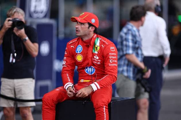 Carlos Sainz of Spain and Ferrari gestikuliert, Gestik, Qualifying, F1 Grand Prix of Abu Dhabi, Yas Marina Circuit am 07. December 2024 in Abu Dhabi, United Arab Emirates. (Foto von Diogo Cardoso DeFodi Images) Carlos Sainz of Spain and Ferrari gesture tired in Parc Ferme, Qualifying, F1 Grand Prix of Abu Dhabi, Yas Marina Circuit on December 7, 2024 in Abu Dhabi, United Arab Emirates. (Photo by Diogo Cardoso DeFodi Images) Defodi-645_f1abu20241207_133